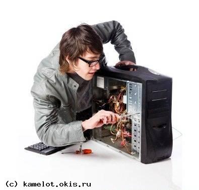 Мастер ремонтирует компьютер